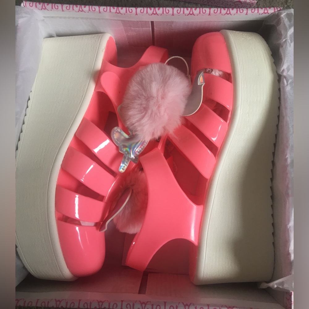 Adorable hot pink flat form jelly sandals w/unicorn Pom Poms - Picture 4 of 14